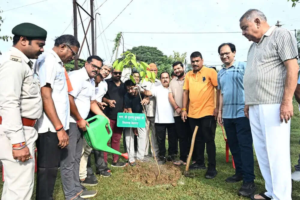 स्वच्छता की शपथ लेकर छठ घाट पर उतरे जनप्रतिनिधि, अधिकारी और नागरिक, दिया जनभागीदारी का संदेश