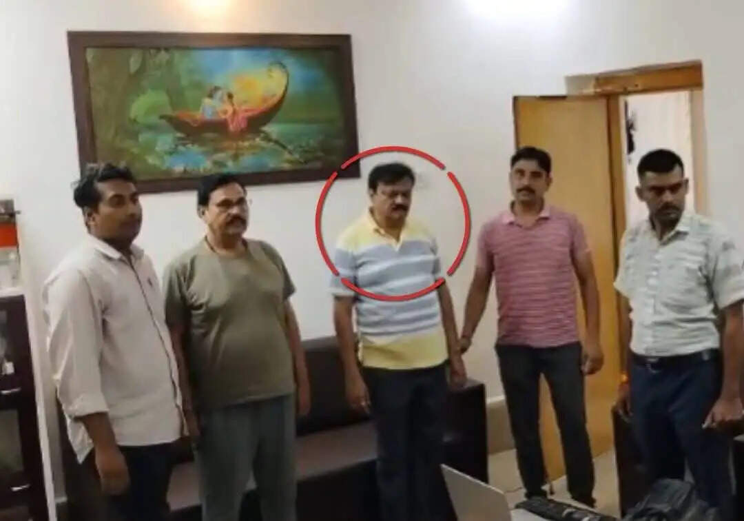 रीवा : लोकायुक्त की बड़ी कार्रवाई, पीडब्ल्यूडी के प्रभारी मुख्य अभियंता 50 हजार रुपये की&nbsp;रिश्वत लेते रंगे हाथ गिरफ्तार