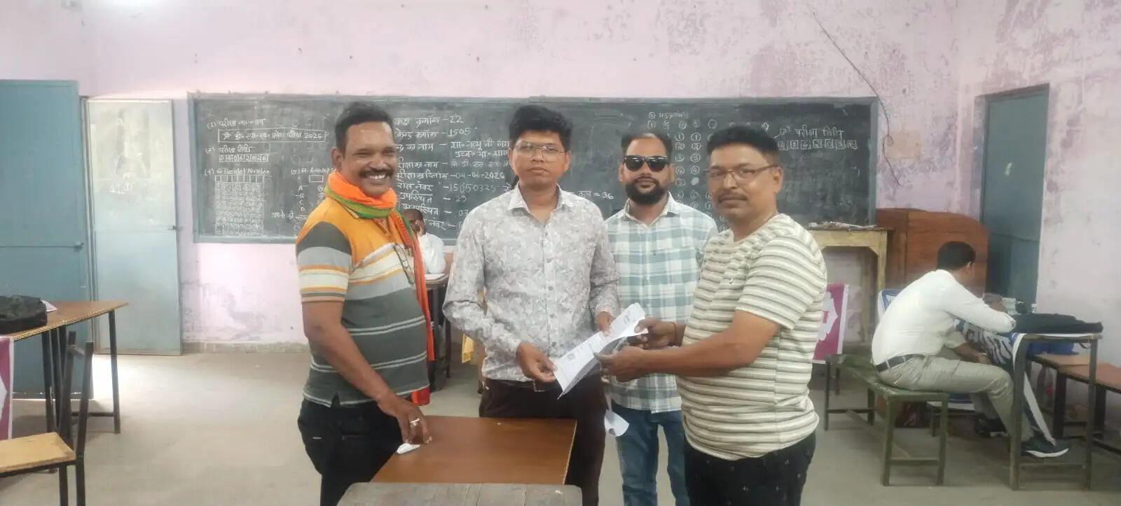100 साल पुराने नत्थूजी जगताप स्कूल के नए भवन की मांग, सुशासन तिहार शिविर में सौंपा आवेदन