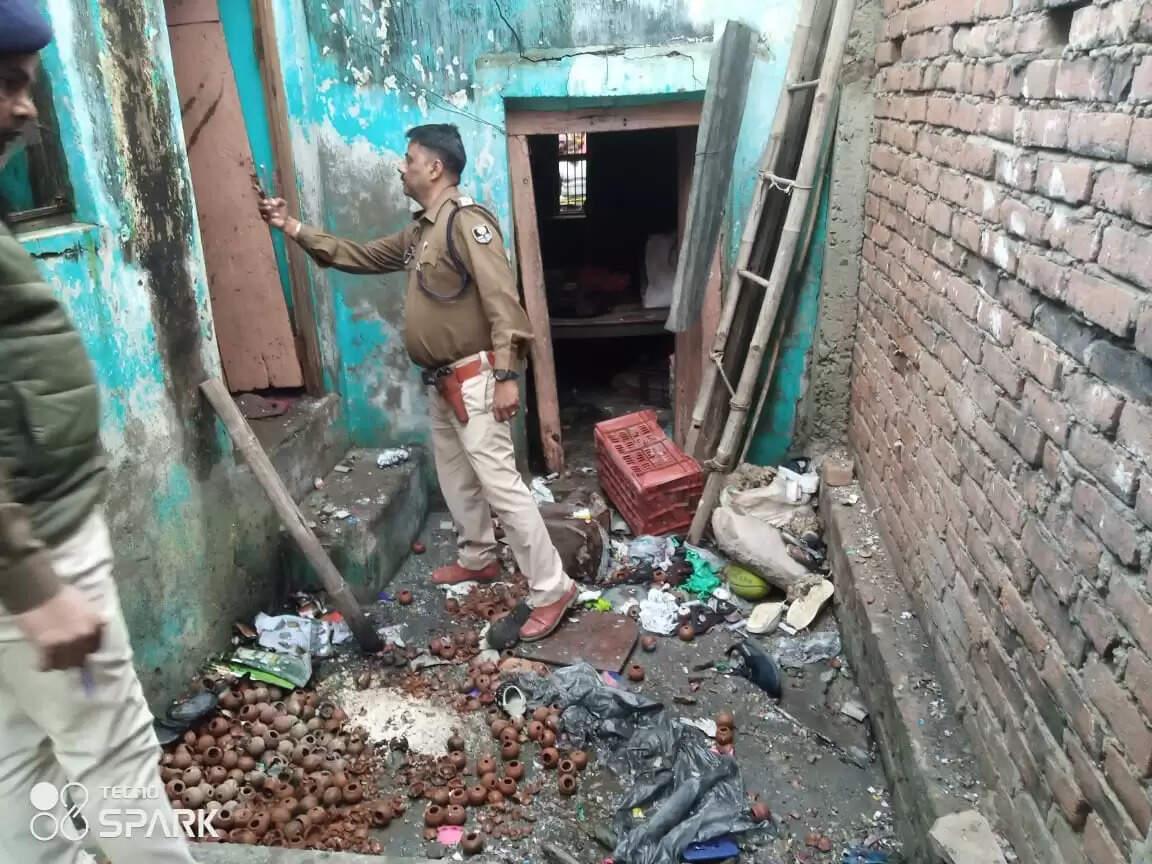 डुमरांव में अवैध पटाखा निर्माण के दौरान विस्फोट, एक गंभीर रूप से झुलसा