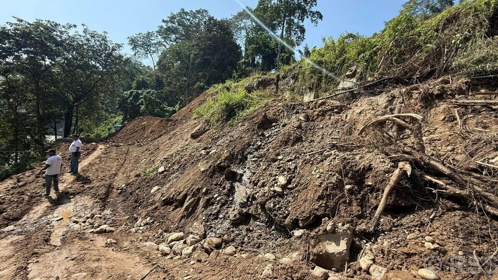 बारिश और भूस्खलन से नेपाल के तीन राजमार्ग अवरुद्ध