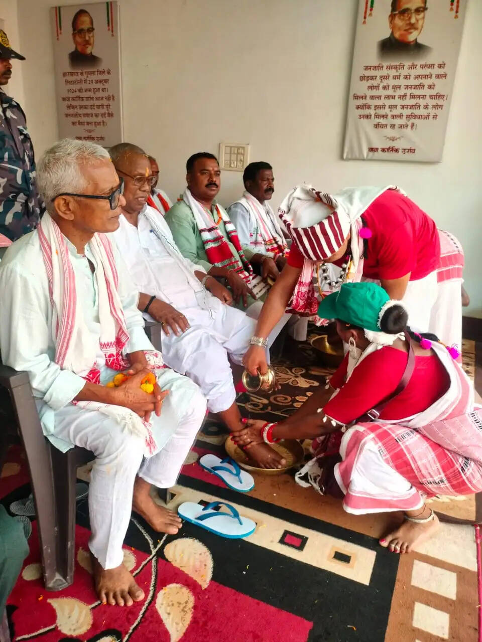 दिल्ली से लौटे जनजातीय प्रतिनिधियों का अम्बिकापुर में पारंपरिक 'गोड़ धोनी' से आत्मीय अभिनंदन