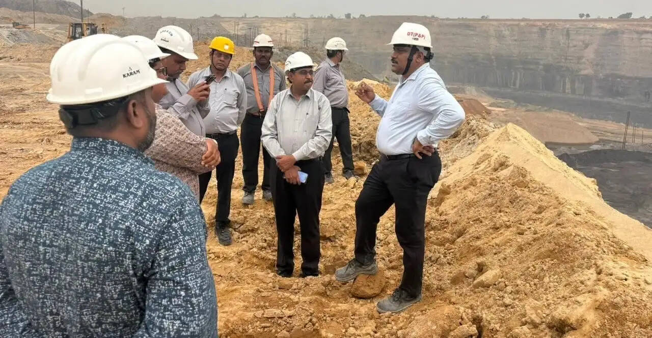 कुसमुंडा मेगा प्रोजेक्ट पहुंचे SECL के तकनीकी निदेशक, खनन कार्यों और मानसून तैयारियों की समीक्षा