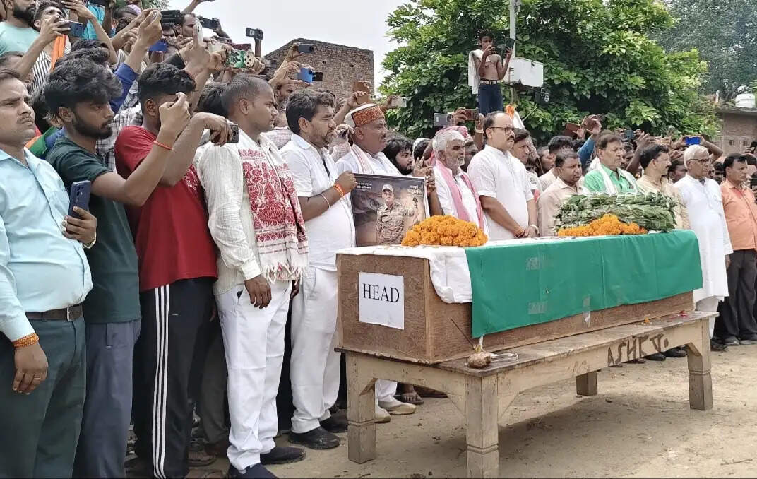 सीआरपीएफ जवान की अंतिम यात्रा में उमड़ा सैलाब, डीएम -एसपी ने दी श्रद्धांजलि
