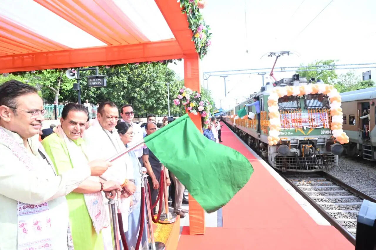मुख्यमंत्री भजनलाल शर्मा ने सोमनाथ यात्रा ट्रेन को दिखाई हरी झंडी