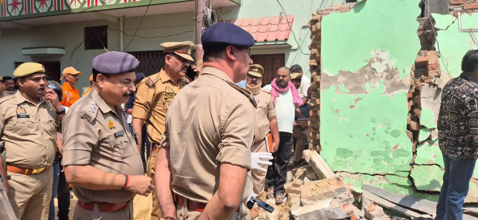 (अपडेट) वाराणसी में सिलेंडर ब्लास्ट से मकान गिरा,मलबे में दबकर भाई-बहन की मौत