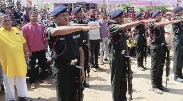 तिरंगा यात्रा के बाद पंचतत्व में विलीन हुए अग्निवीर युवराज, भारत माता के जयघोष से गूंजा गांव