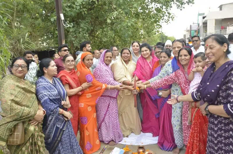 सीसी रोड बनाने से हर मौसम में आवागमन होगा सुलभ : राज्य मंत्री कृष्णा गौर