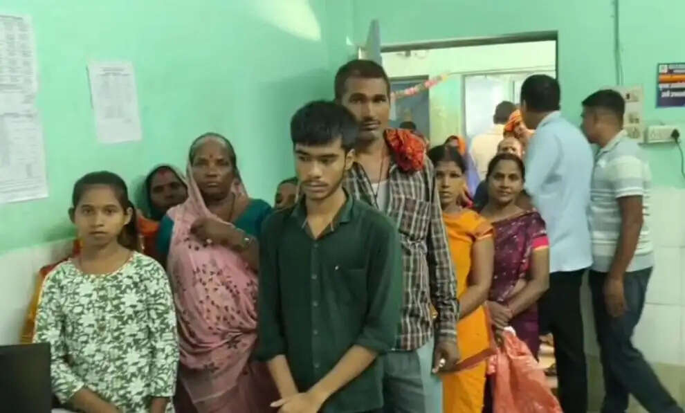 अस्पताल में डॉक्टरों की कमी से मरीज बेहाल, घंटों लाइन में लगने को मजबूर