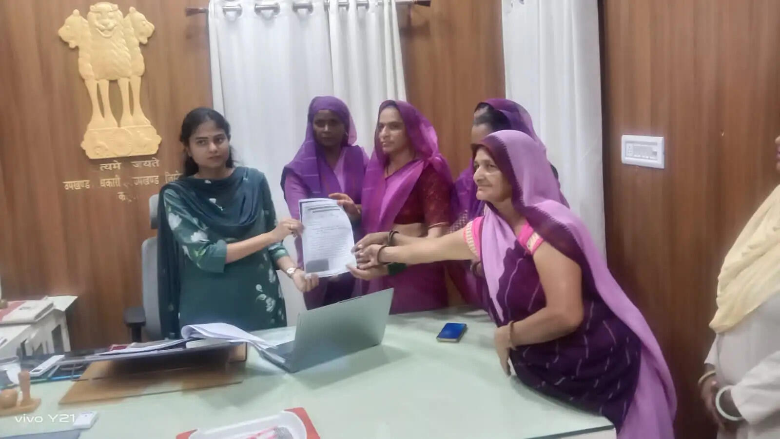 अलवर कलक्टर ने कठूमर व लक्ष्मणगढ़ का किया दौरा, ग्रामीण सेवा शिविर और पीएम श्री विद्यालय का लिया जायजा