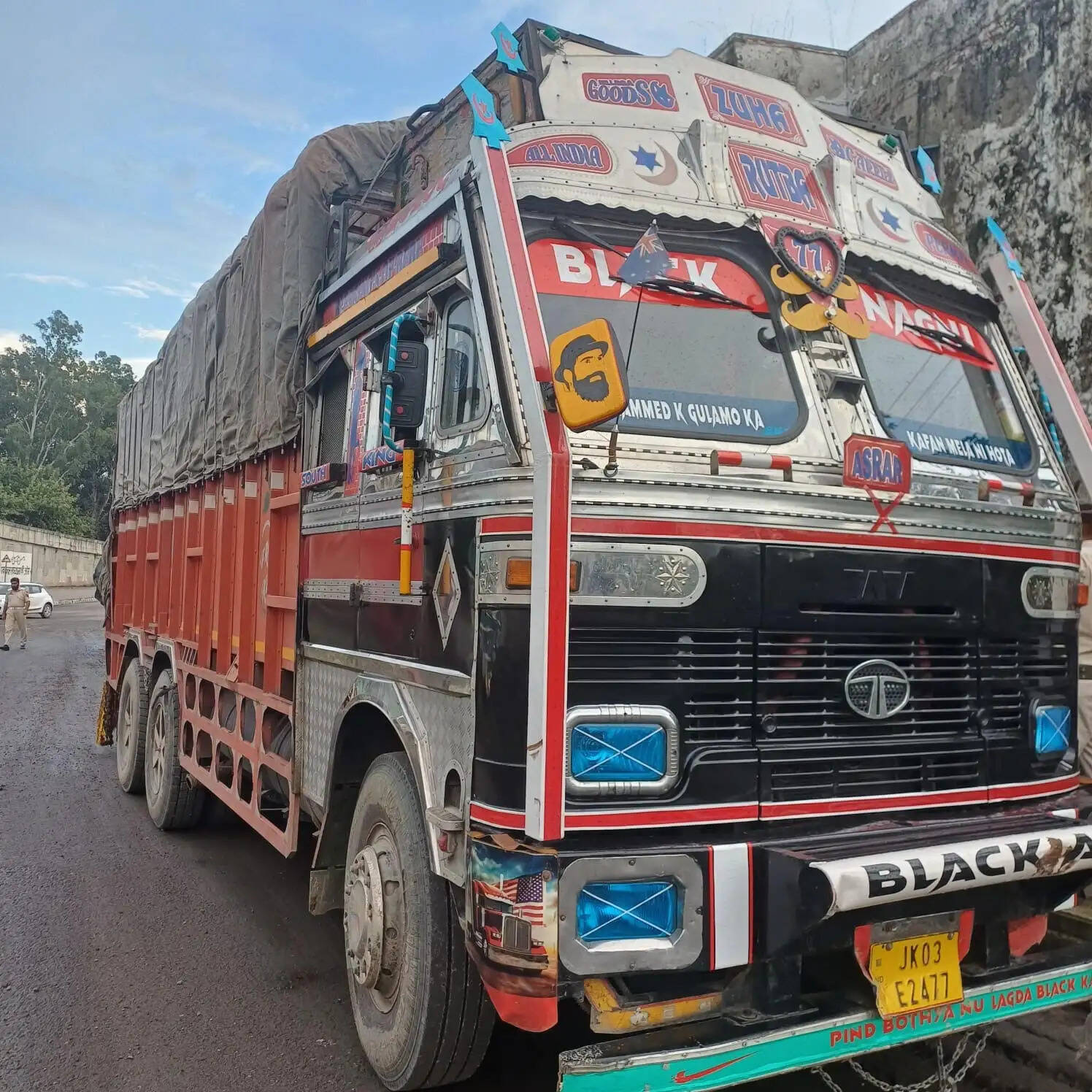लखनपुर में पुलिस की बड़ी कार्रवाई-19 मवेशी बचाए, एक तस्कर गिरफ्तार