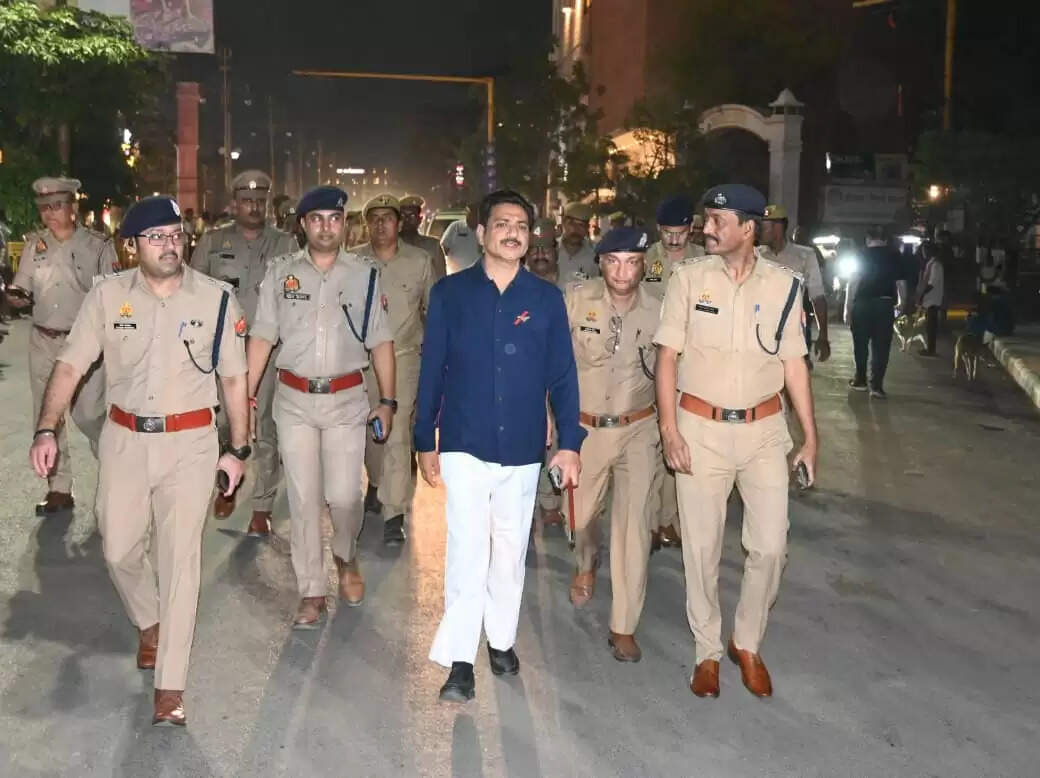 शहर में रात्रि पैदल मार्च कर पुलिस आयुक्त ने लिया सुचारू यातायात व्यवस्था का जायजा