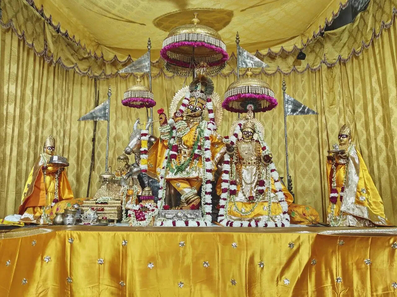 इंदिरा एकादशी पर मंदिरों में सजी विशेष झांकियां: श्रद्धालुओं ने किया पितरों का स्मरण