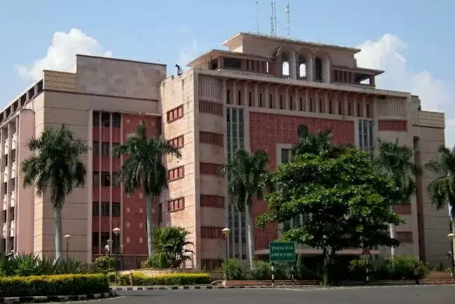 मप्रः हाईकोर्ट के निर्देशों की अवहेलना पर संयुक्त संचालक निलंबित, नगरीय विकास आयुक्त ने जारी किए आदेश