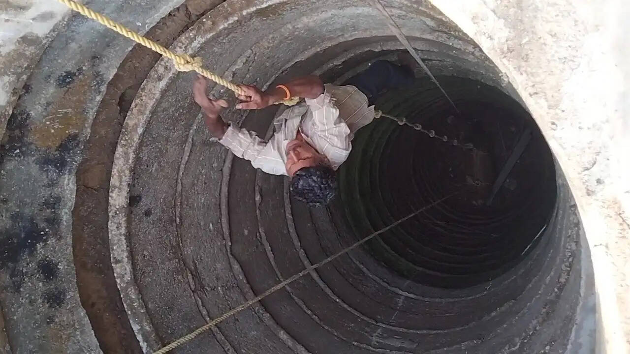 गोरेगांव में 25 फीट गहरे सूखे कुएं में गिरी गाय, ग्रामीणों के किया रेस्क्यू