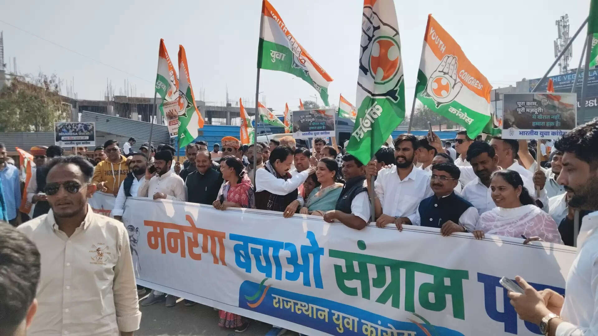 यूथ कांग्रेस के प्रदेशाध्यक्ष ने ज्ञापन फाडक़र एसडीएम के मुंह पर फेंका