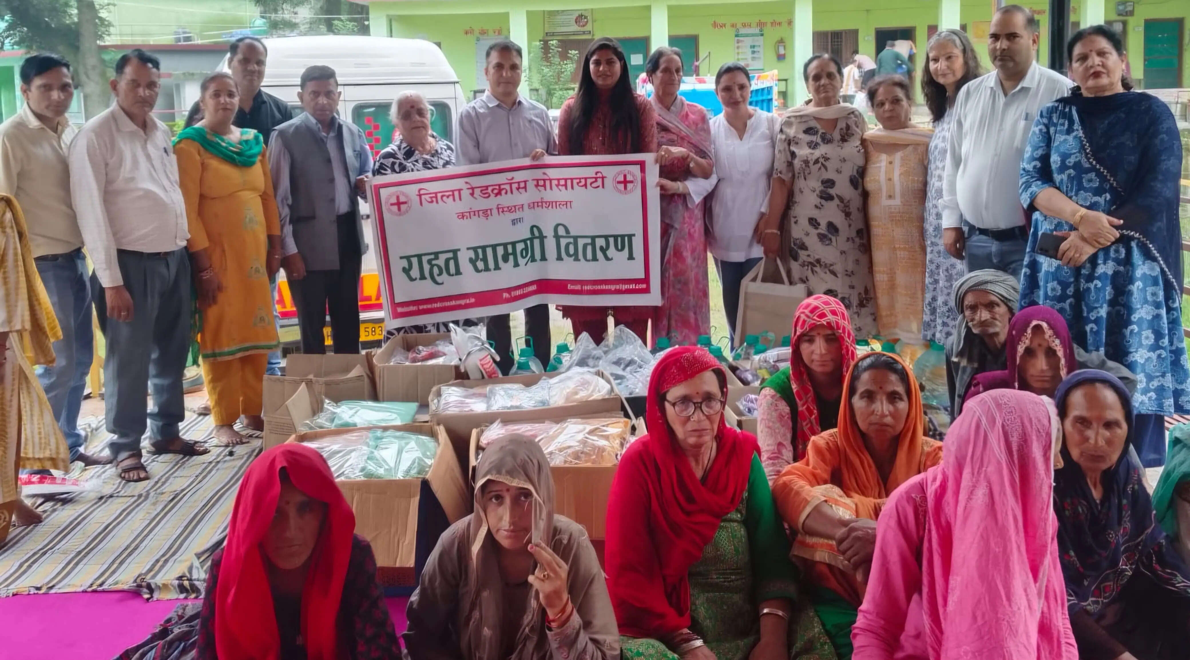 आपदा प्रभावित परिवारों से मिलीं जिला रेडक्रॉस सोसायटी की अध्यक्षा, राहत सामग्री वितरित