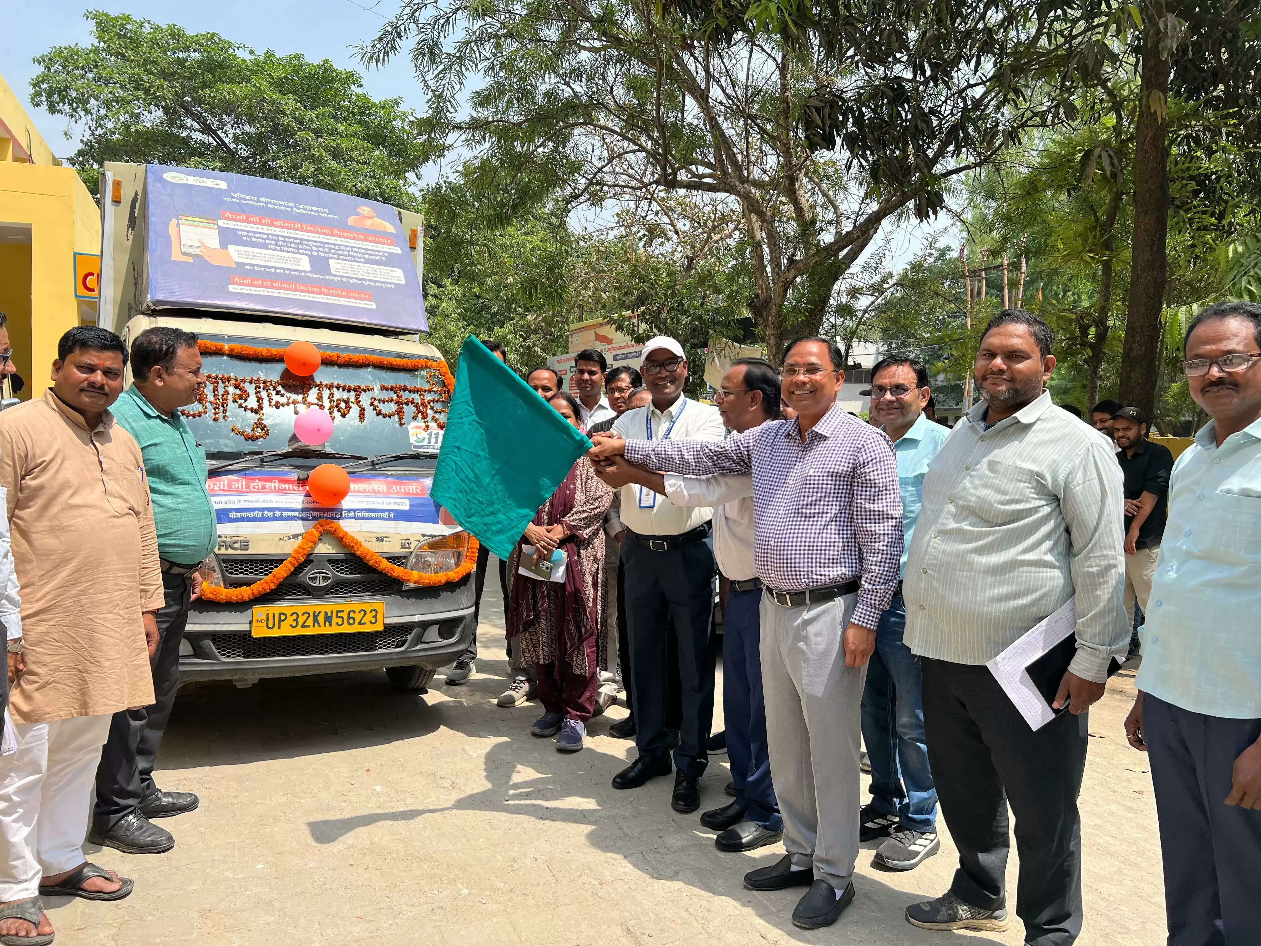 आयुष्मान कार्ड बनवाने के लिए गांव-गांव जागरूक करेगा प्रचार वाहन : अपर निदेशक