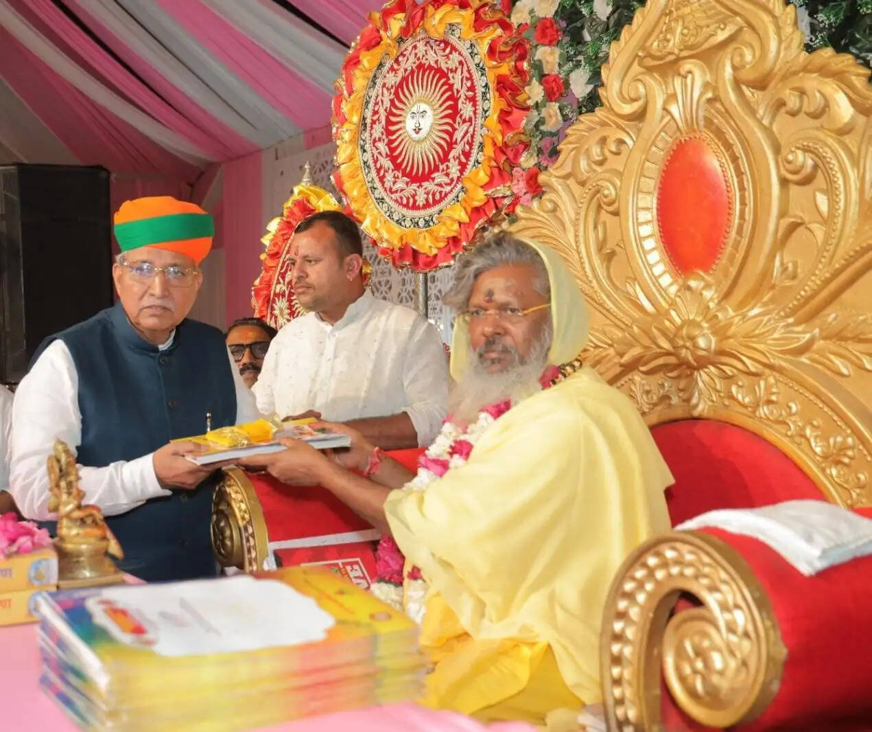 केंद्रीय&nbsp;मंत्री&nbsp;अर्जुनराम&nbsp;ने जगद्गुरु&nbsp;वसंत विजयानंद गिरि जी महाराज&nbsp;से लिया&nbsp;आशीर्वाद