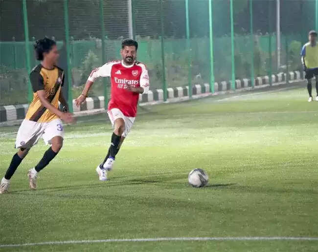 ‘गोट टूर ऑफ इंडिया’ के तहत हैदराबाद पहुंचे फुटबॉल दिग्गज लियोनेल मेसी, उप्पल स्टेडियम में खेला फ्रेंडली मैच