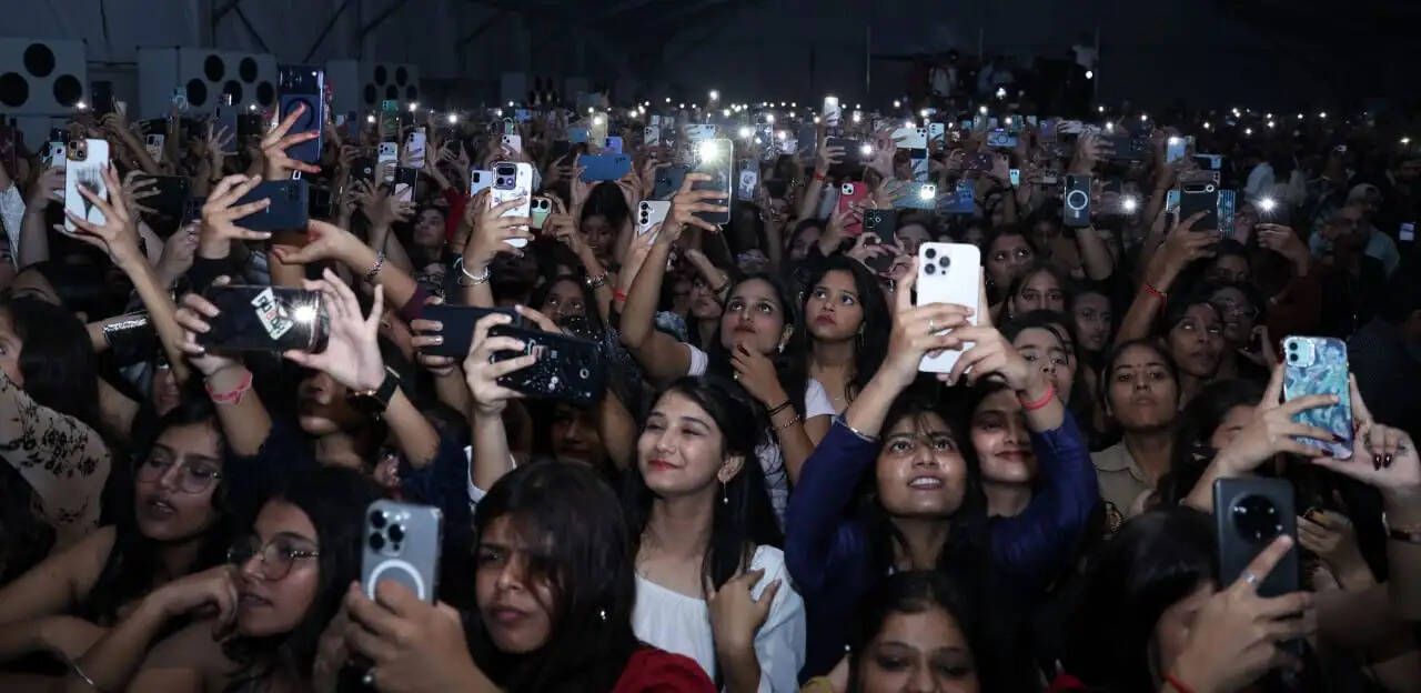 सुनंदा शर्मा के गीतों पर झूमे फ्रेशर्स, सोहम-इशिका बने मिस्टर-मिस फ्रेशर