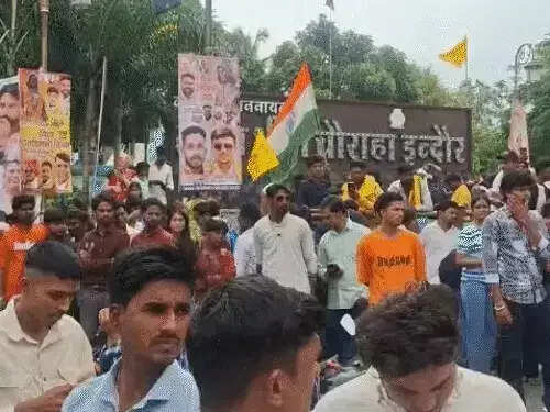 इंदौर में विश्व आदिवासी दिवस पर निकली विशाल रैली, हजारों युवा पारंपरिक वेशभूषा में हुए शामिल