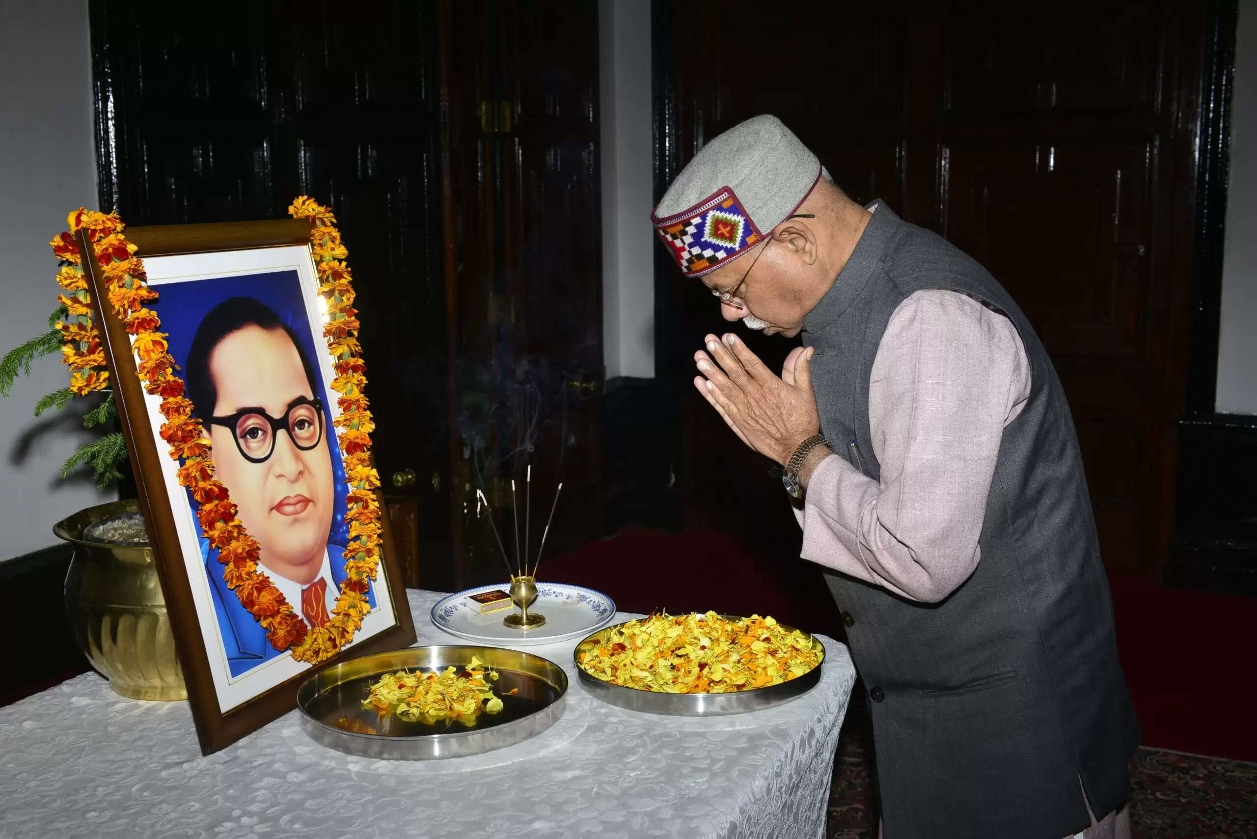 राज्यपाल शुक्ल ने संविधान निर्माता डॉ. अंबेडकर को दी श्रद्धांजलि