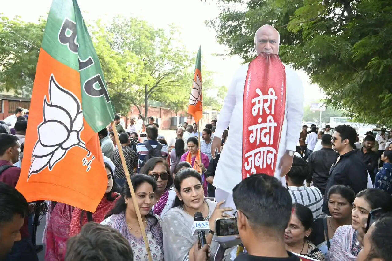प्रधानमंत्री मोदी पर टिप्पणी से भड़की भाजपा: जयपुर में खड़गे का पुतला फूंका