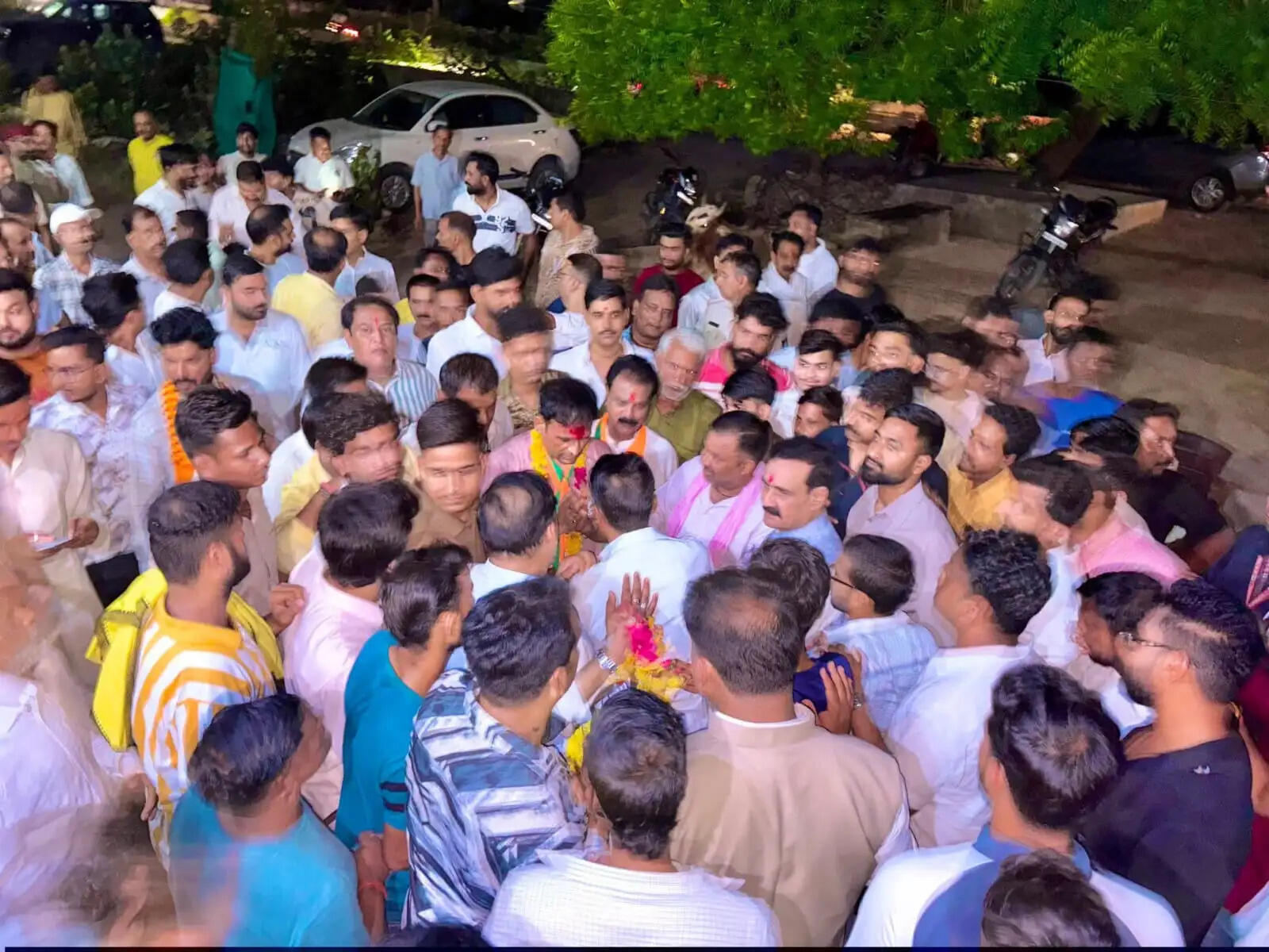 दतिया उपचुनाव: भाजपा प्रत्याशी के समर्थन में उतरे डॉ. नरोत्तम मिश्रा, गांव-गांव किया जनसंपर्क