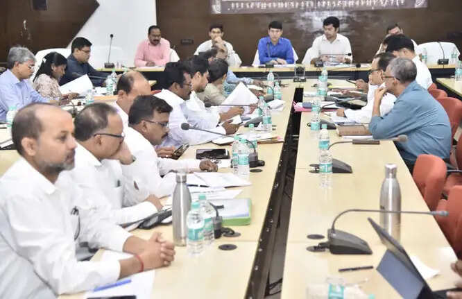 अस्पतालों में दवाइयों की उपलब्धता सुनिश्चित करने कलेक्टर ने दिए निर्देश