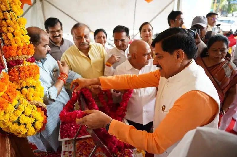 मप्रः मुख्यमंत्री ने डॉ. श्यामा प्रसाद मुखर्जी के बलिदान दिवस पर उनकी प्रतिमा पर पुष्पांजलि अर्पित कर श्रद्धांजलि दी