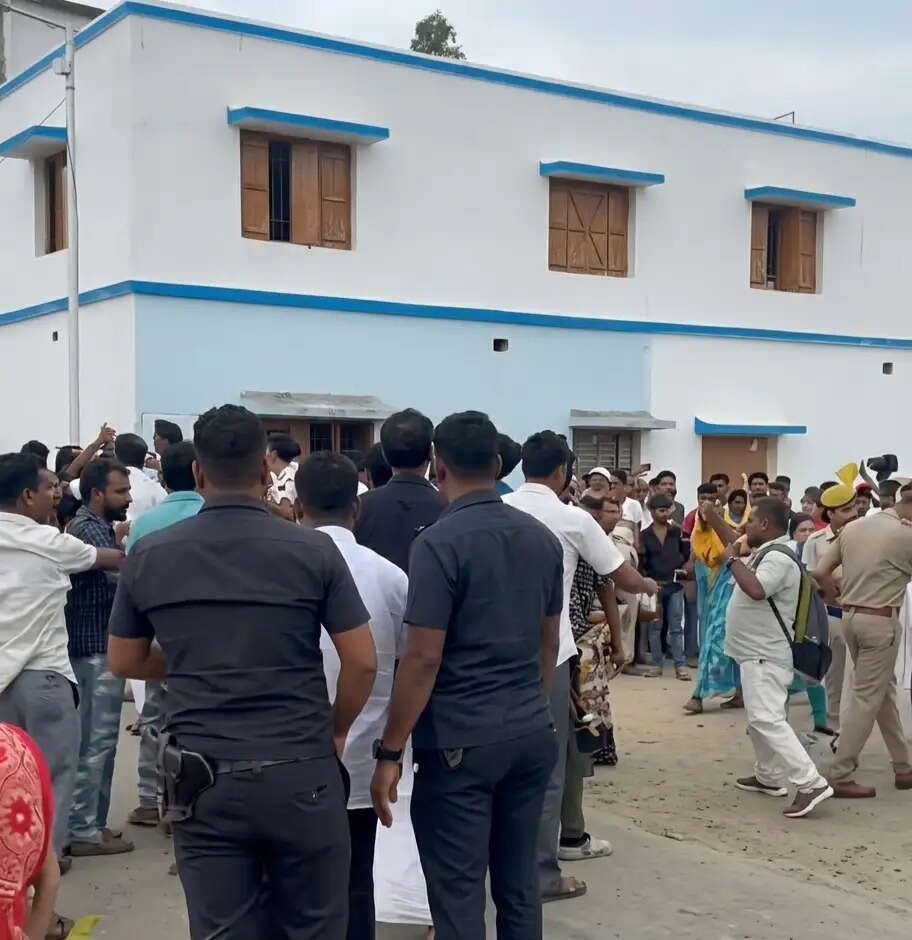 कैनिंग में मतदान के दौरान तनाव, तृणमूल के बूथ एजेंट को बाहर निकाला गया