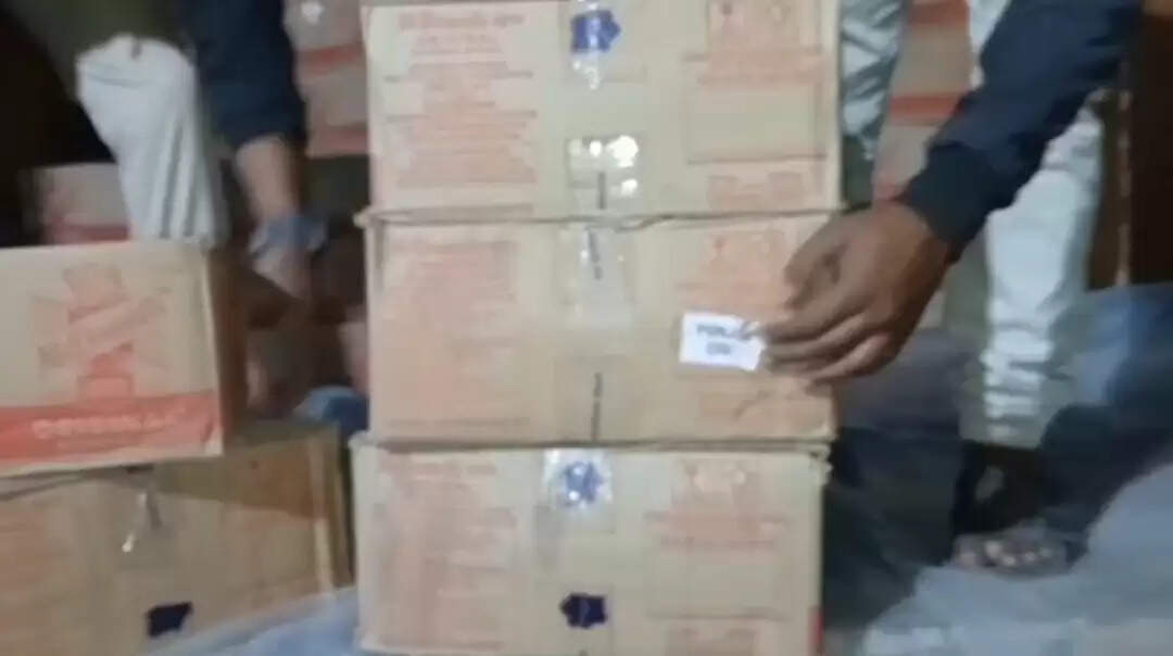 छपरा में एक करोड़ रुपये से अधिक मूल्य की विदेशी शराब जब्त, एक गिरफ्तार