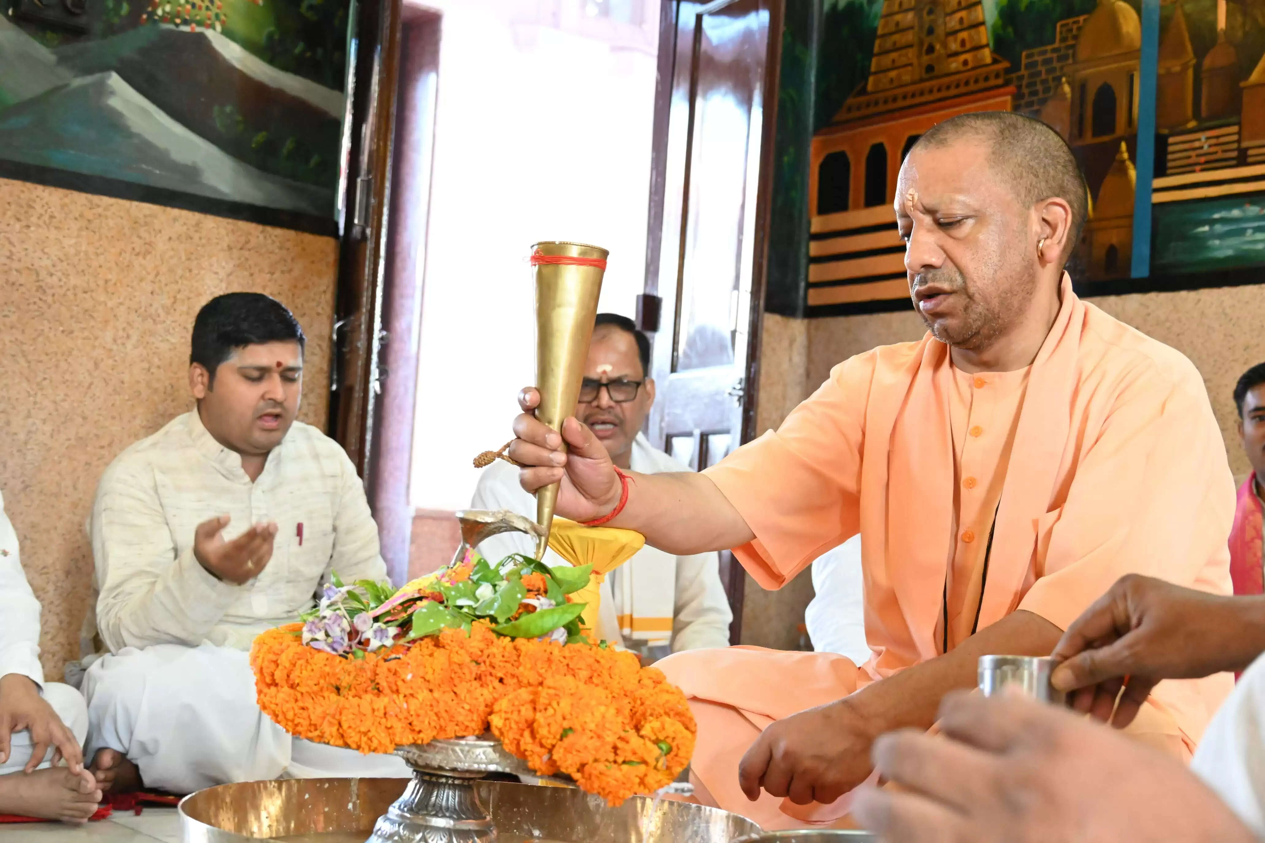 सावन के पहले दिन सीएम योगी ने किया रुद्राभिषेक