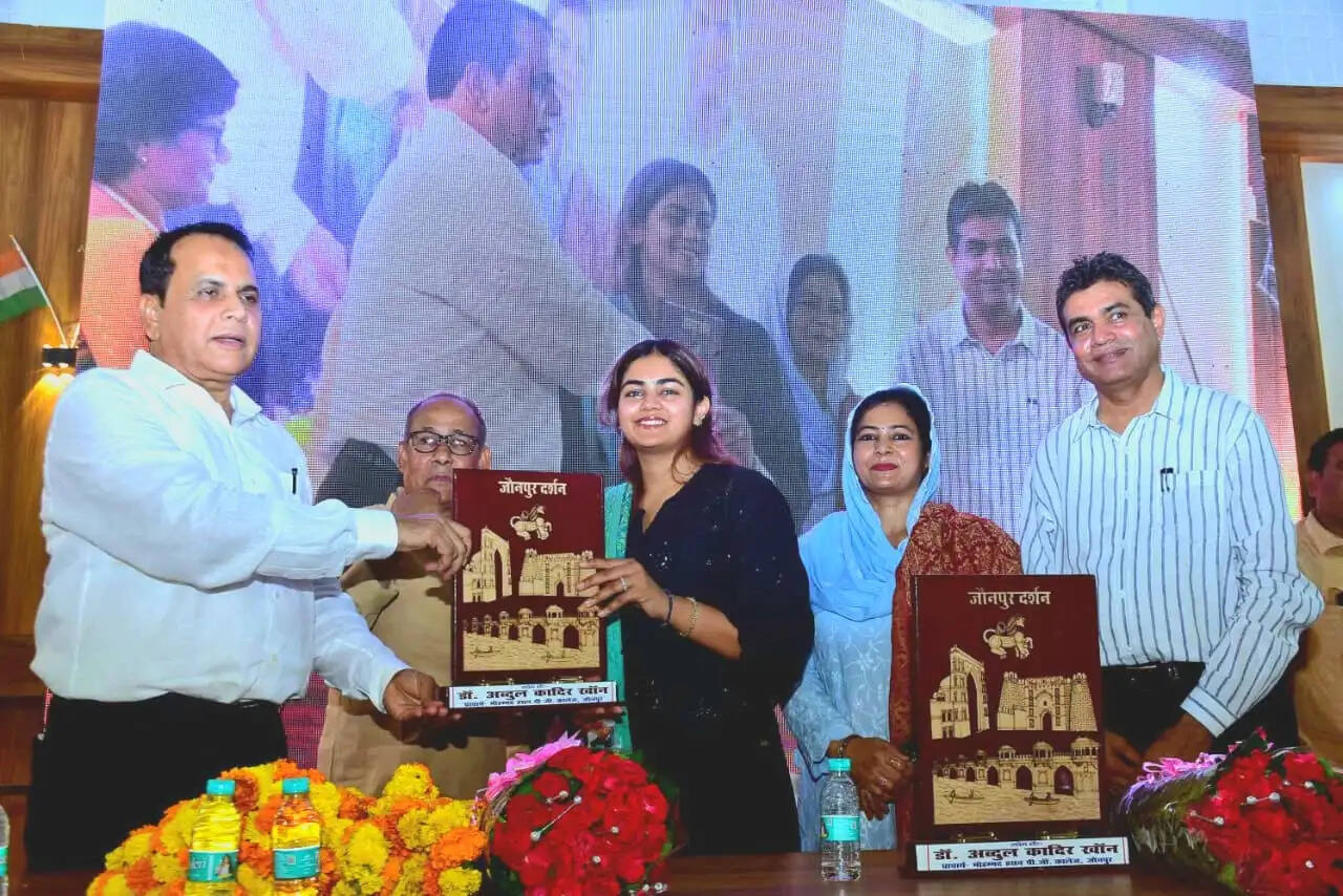 जौनपुर : बेटियों के सपनों को मिली उड़ान, पायलट जारा फारूकी ने छात्राओं से साझा किए अनुभव