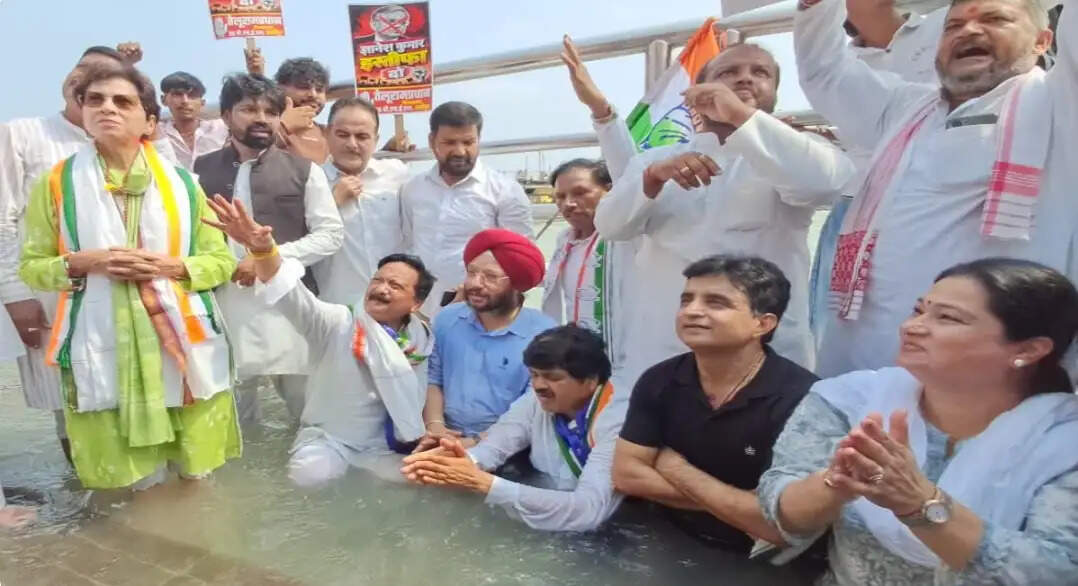 गंगाजल हाथ में लेकर कांग्रेस ने हरिद्वार से शुरू की ‘वोट बचाओ-देश बचाओ’ यात्रा