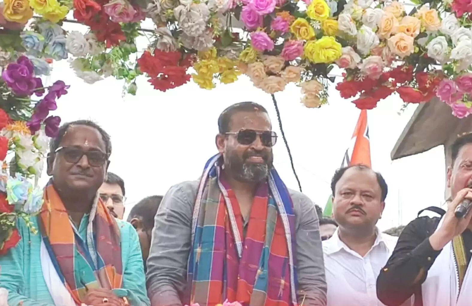 दांतन में तृणमूल उम्मीदवार के समर्थन में पूर्व क्रिकेटर यूसुफ पठान ने किया रोड शो