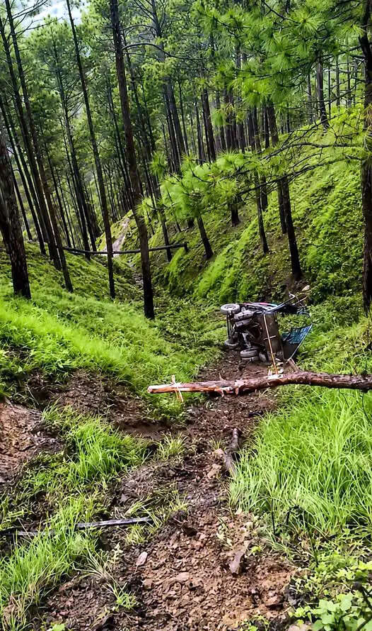 ओखलकांडा में कृषि विभाग की सामग्री ले जा रहा मालवाहक खाई में गिरा, चालक की मौत, तीन घायल