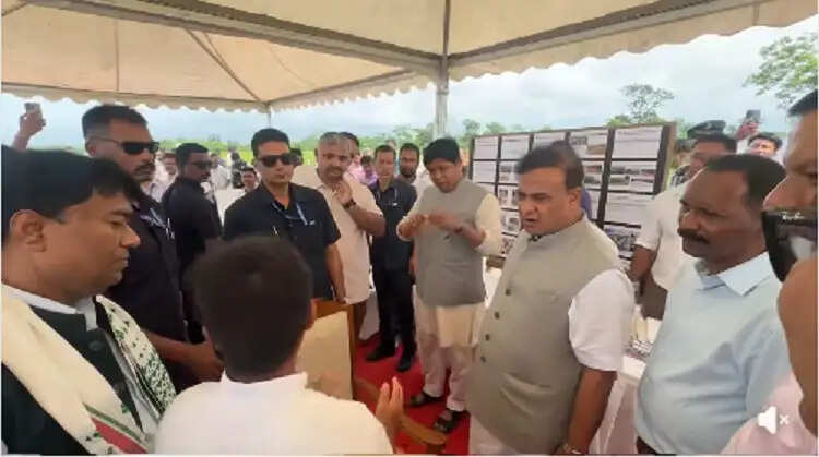 असमः बाढ़ प्रभावितों का जायजा लेने ऊपरी असम के चार दिवसीय दौरे पर डिब्रूगढ़ पहुंचे मुख्यमंत्री