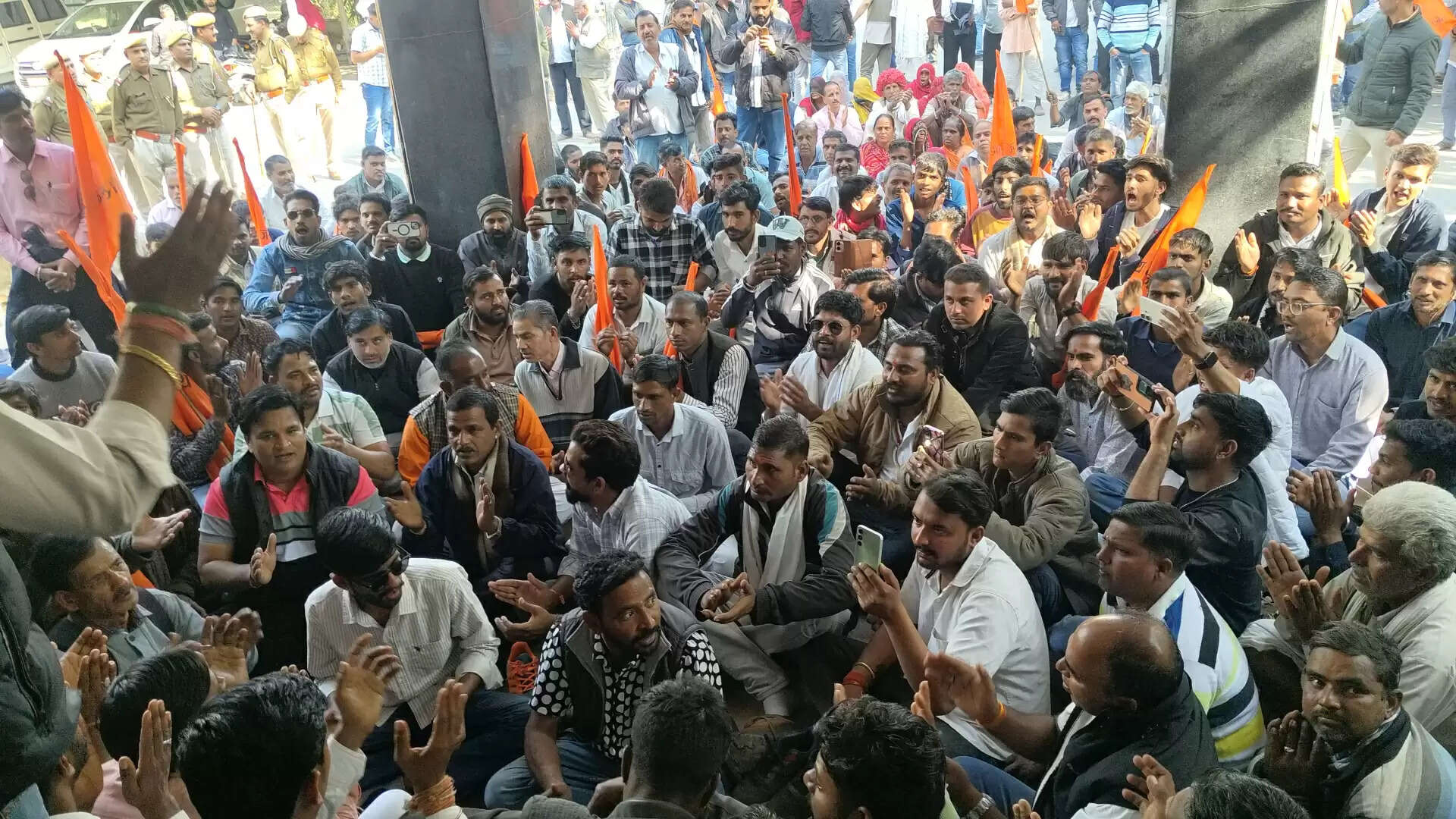 भैरूजी मंदिर के समीप कब्रिस्तान को जमीन आवंटन का विरोध, सांसद-विधायक की मौजूदगी में मिले डीएम से