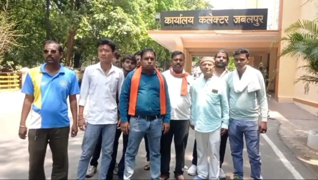 जबलपुर में ‘लव-जिहाद’ के विरोध में हिंदू धर्म सेना का प्रदर्शन, शादी रुकी