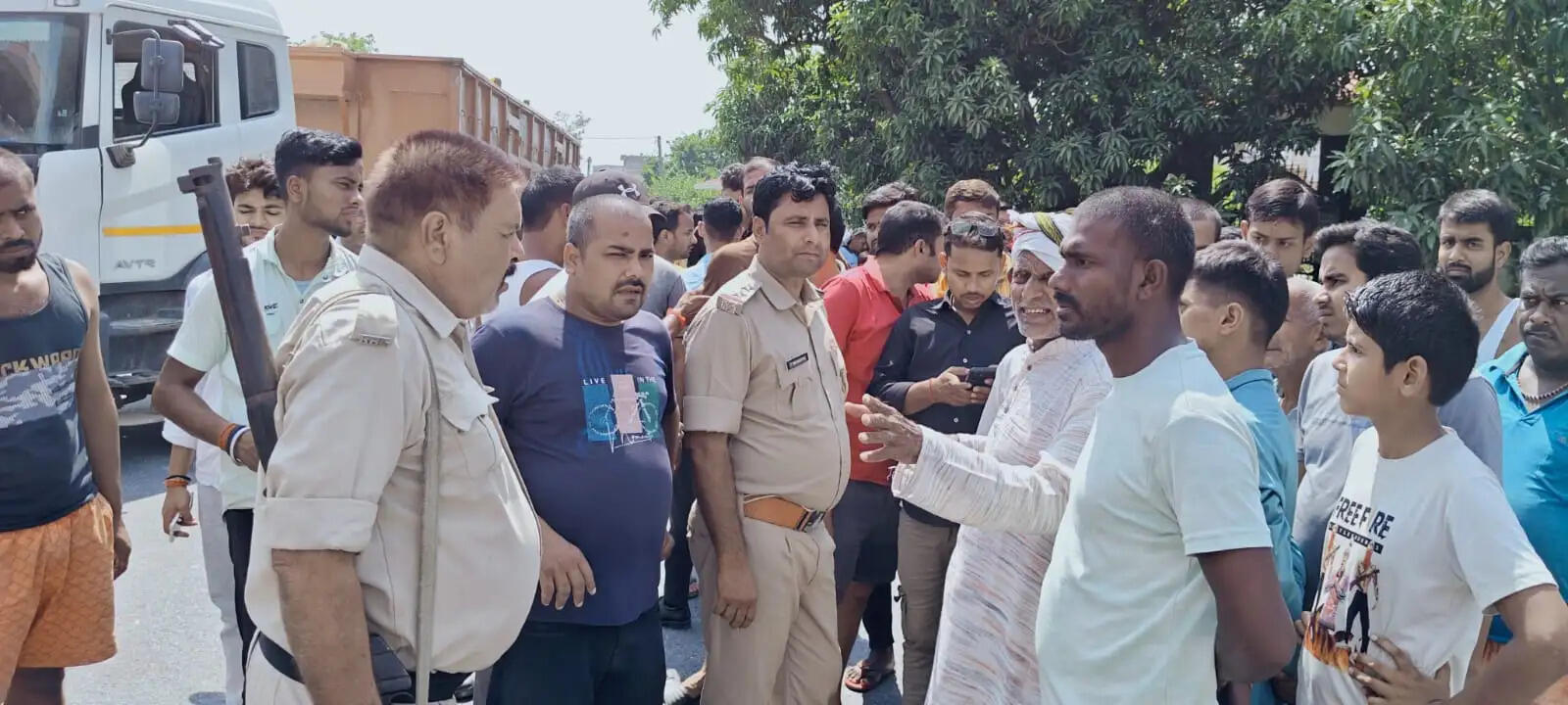 परीक्षा देने छपरा जा रहे भाई-बहन को पिकअप ने रौंदा, भाई की मौत, बहन पीएमसीएच रेफर