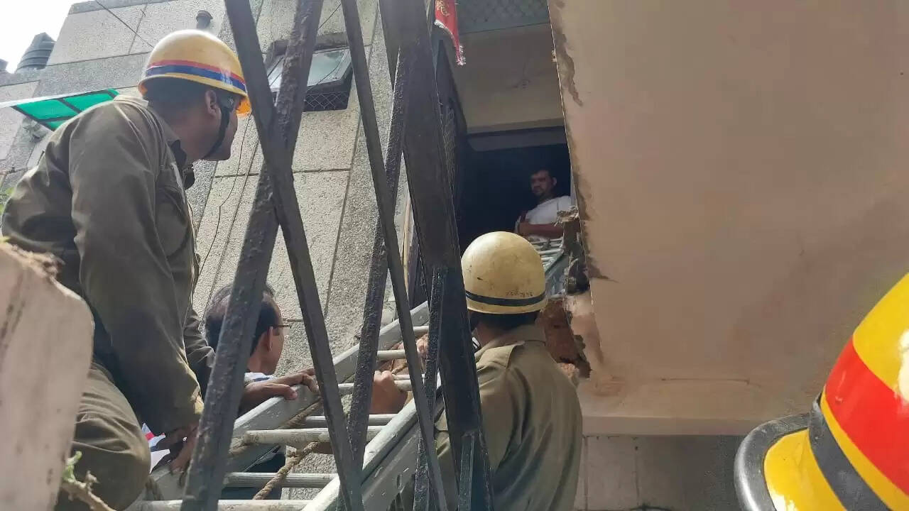 अपार्टमेंट में तृतीय तल को जोड़ने वाला बृज ध्वस्त,फायर ब्रिगेड ने पिता-पुत्र व डॉगी को सुरक्षित निकाला