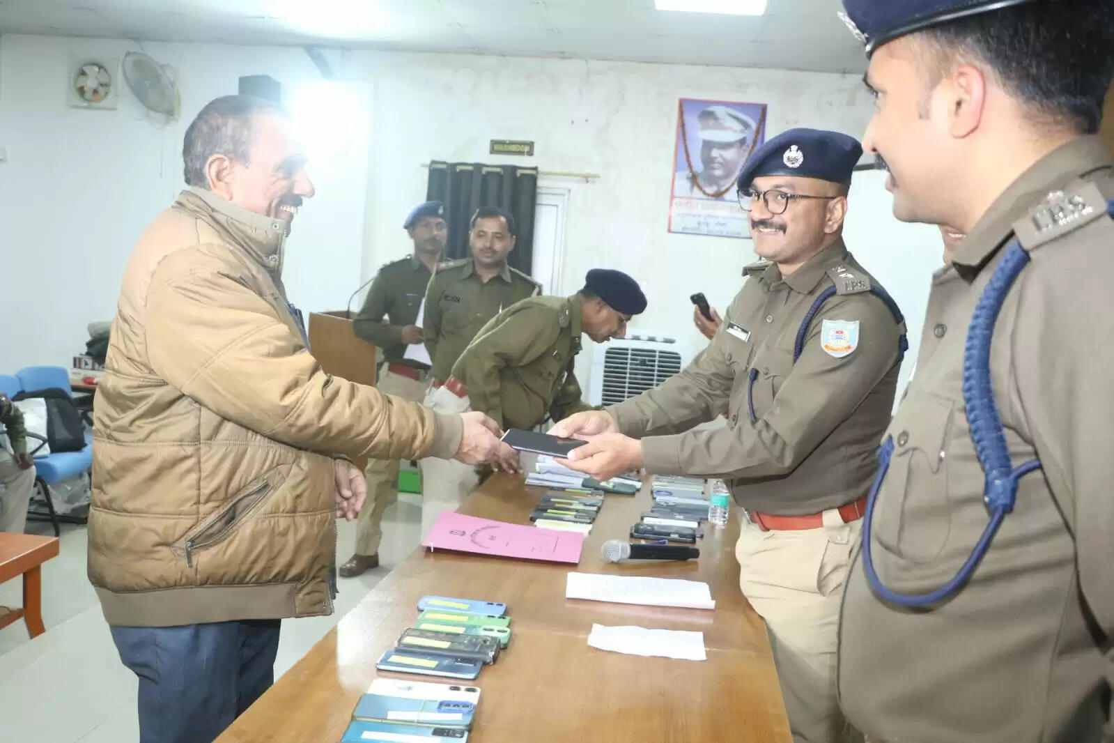 पुलिस ने 93 मोबाइल बरामद कर लोगों को लौटाए