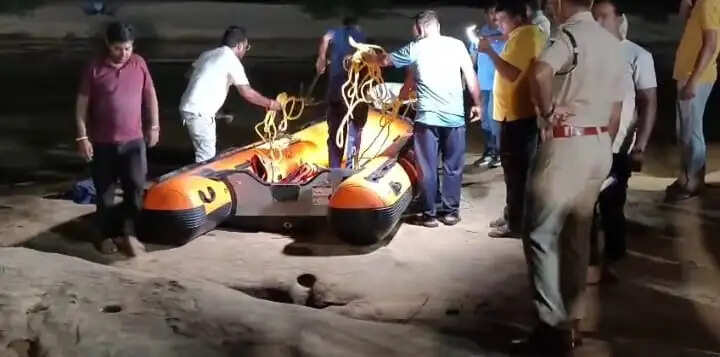 अनूपपुर: तीन दोस्तों के साथ नदी नहाने गया 15 वर्षीय किशोर डूबा, एसडीआरएफ टीम की तलास जारी