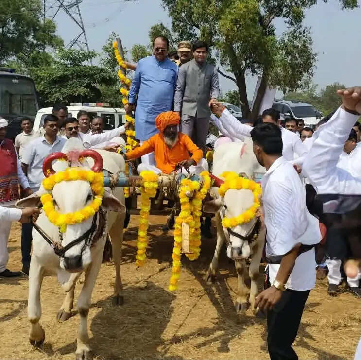 ठाणे डीएम मुरबाड में बैलगाडी में बैठे , आश्रम में विद्यार्थियों से मिले