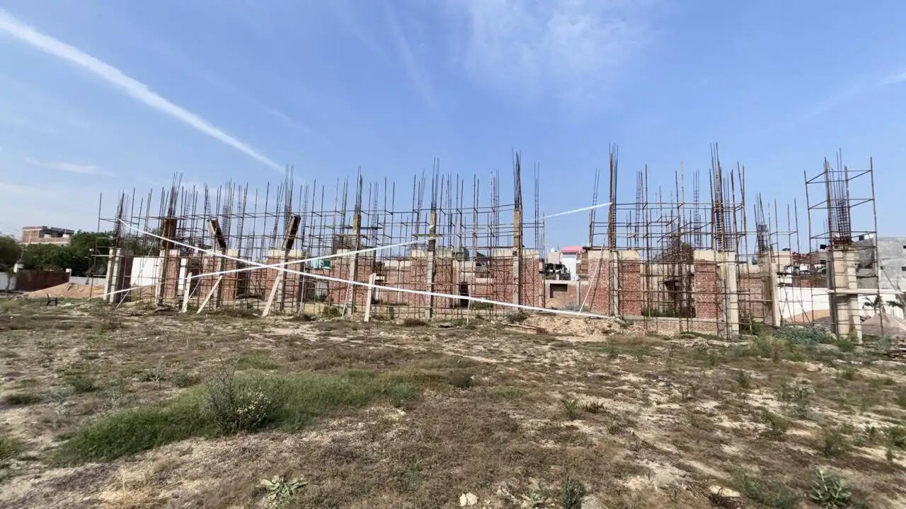 केडीए की कार्रवाई, बैरी अकबरपुर में होटल व गेस्ट हाउस के दो अवैध निर्माण सील