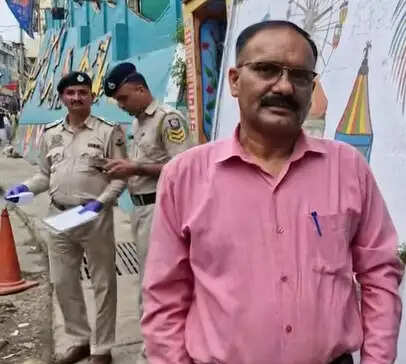 शराब की बोतल के दाम को लेकर हुई मारपीट, कर्मचारी को बेलचे से किया घायल