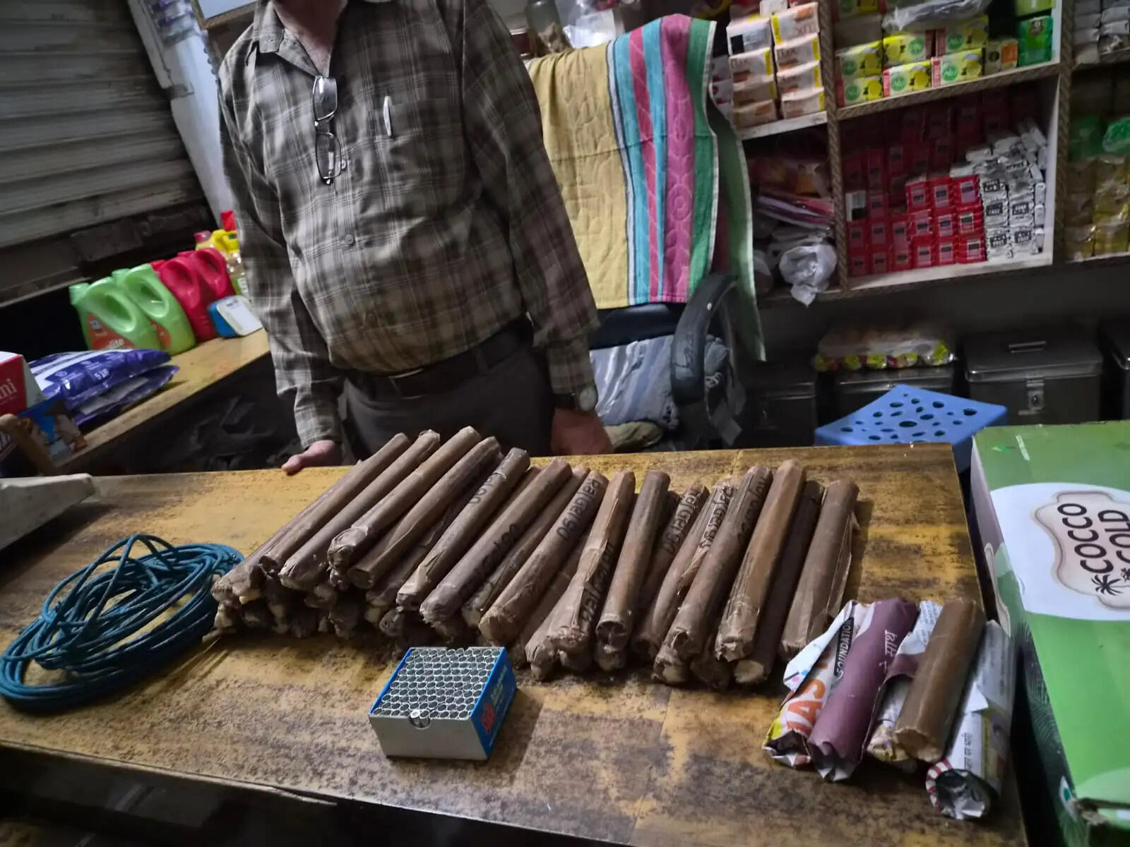 किराना स्टोर से भारी मात्रा में अवैध विस्फोटक सामग्री जब्त; दुकानदार गिरफ्तार