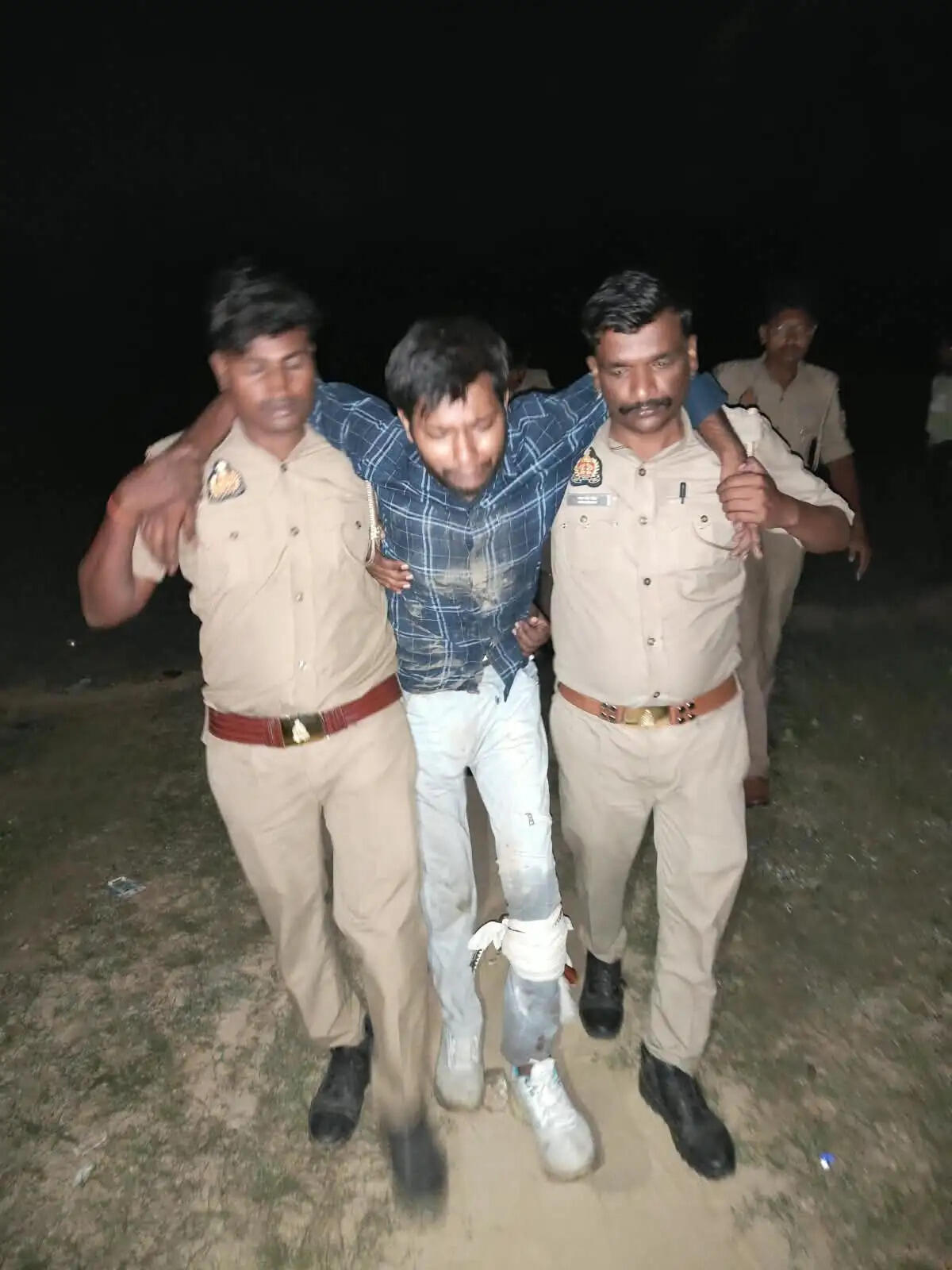 यूपी के काैशांबी में पुलिस की गोली लगते ही रो पड़ा बदमाश